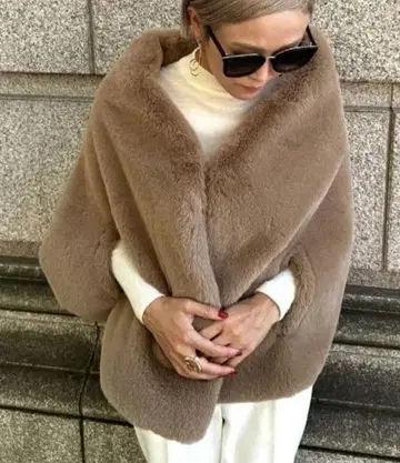 JENNE 리치 볼륨 퍼 케이프 베이지