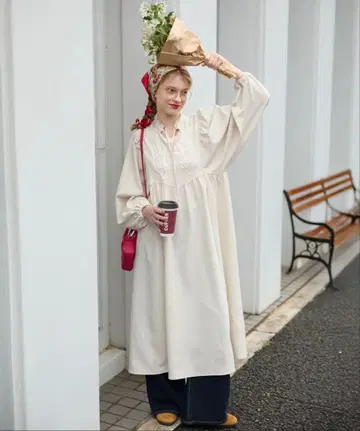 [ 미사용 새상품 ] 코드 자수 프릴 넥 볼륨 개더 카프탄 원피스