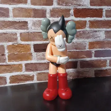 ASTRO BOY KAWS version 피규어 최종 가격 인하입니다.