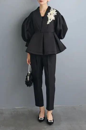 플라워 모티브 페플럼 셋업 frene