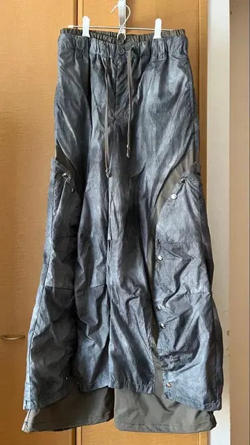 [ GRANCY ] 버튼 레이어드 디자인 나일론 팬츠