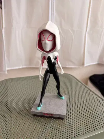 스파이더그웬 피규어