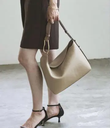 [ LE VERNIS ] POIRE BOX BAG 브라운 베이지