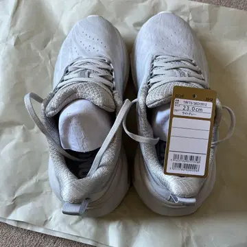 화이트 스니커즈 23.0cm