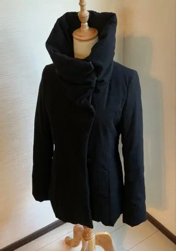 블랙 하이넥 다운 자켓 Rienda 리엔다