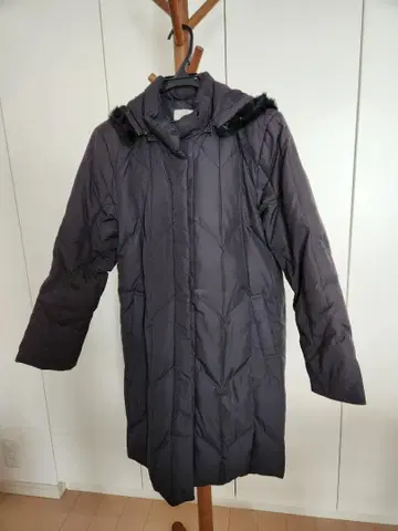 블랙 컬러 후드 부착 다운 코트