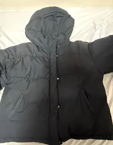 블랙 후드 부착 다운 자켓