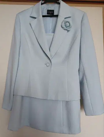 여성용 수트 & 코사지