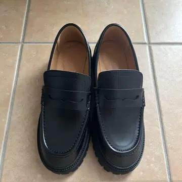 시착만 한 상품 미사용 새상품 BASE MENT 통굽 로퍼 23.5cm