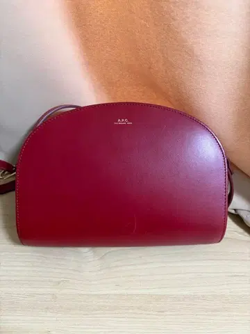 A.P.C. 하프문 숄더백