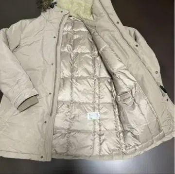 유니클로 퍼 달린 보아 다운 자켓 베이지