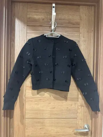 Ameri MANY RIBBON SHORT KNIT TOP 블랙