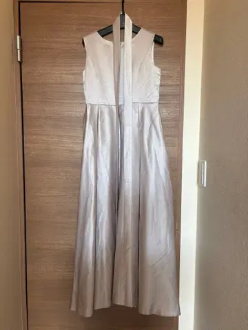 실버 새틴 슬리브리스 드레스 원피스