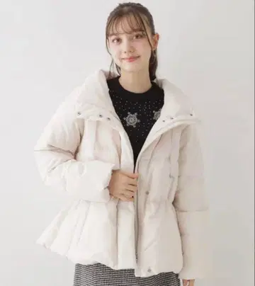 쿠튀르 브로치 애정 다운 36 S 아이보리 페플럼 다운 코트