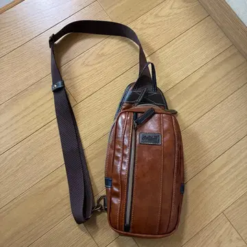 크로커다일 숄더백 (어깨 사선)