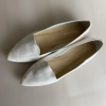 오데트 e 오딜 화이트 포인트 플랫슈즈 24cm