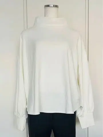 화이트 하이넥 벌룬 슬리브 상의 N9286