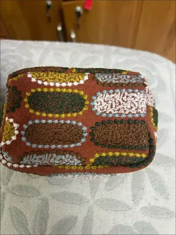 자수 무늬의 오렌지 계열 동전 지갑