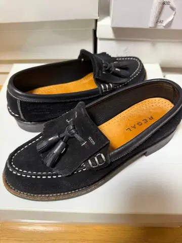 REGAL 블랙 스웨이드 태슬 로퍼