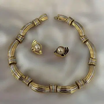 니나리치의 고져스한 목걸이와 MONET의 펄 장식 귀걸이 세트.