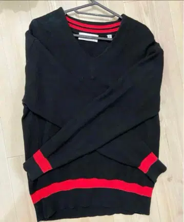 TOMORROWLAND V넥 니트 스웨터 블랙 레드