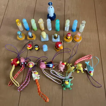 캐릭터 피규어와 스트랩 세트