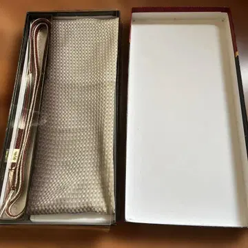 빨간색과 하얀색 허리띠 그레이 오비 장식 천