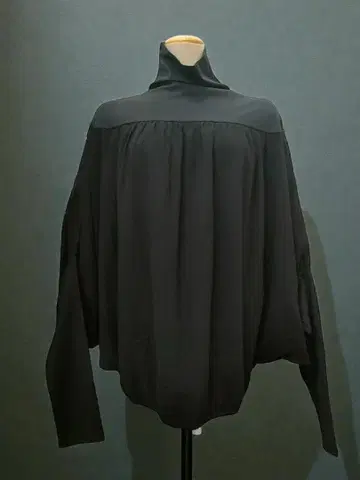 MASAGO 블랙 하이넥 돌먼 슬리브