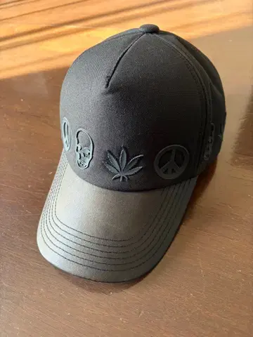 블랙 캡 스컬 평화 마크