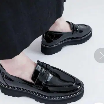 미사용품 GEMMA LINN 스터드 로퍼 블랙 에나멜 로퍼