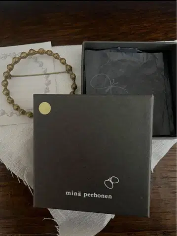 미나 페르호넨 탬버린 브로치