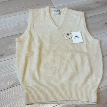 디나모 울 100% 택 포함 화이트 V넥 베스트