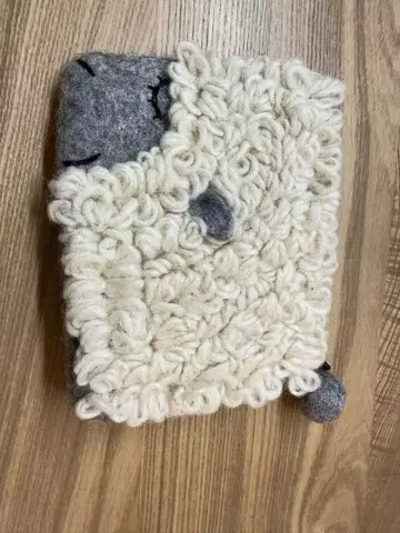 양 디자인 손뜨개질 파우치