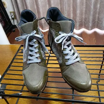 올리브 그린 하이컷 부츠