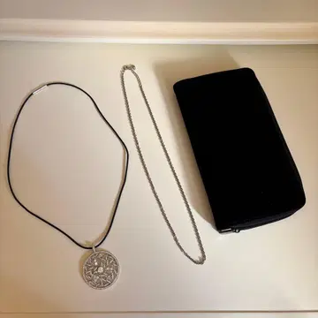 FOXEY 목걸이 펜던트 큐빅 가죽끈, 실버 케이스 포함