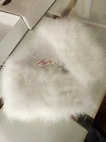 화이트 페더 숄 새틴 안감 부착