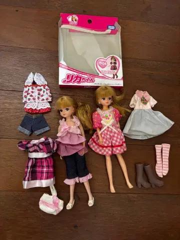 리카짱 인형 세트 2체와 의상 4착