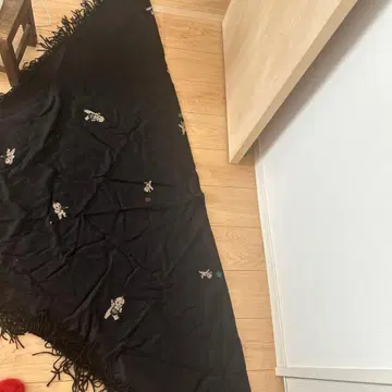 josephine 머플러 블랙 캐릭터 자수 스톨