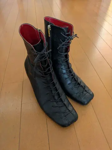 MANA 블랙 레이스업 부츠 빨간색 안쪽 클리어 힐