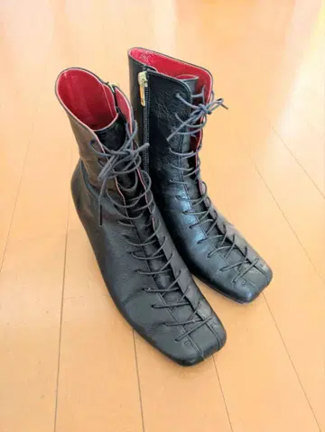 MANA 블랙 레이스업 부츠 빨간색 안쪽 클리어 힐