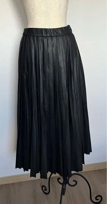 EPOCA 블랙 인조 가죽 플리츠 스커트 허리밴딩 M