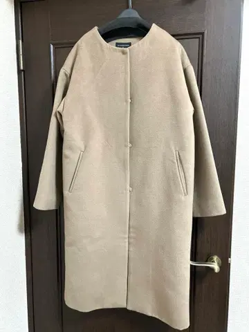베이지 롱 코트 스냅 버튼 포함