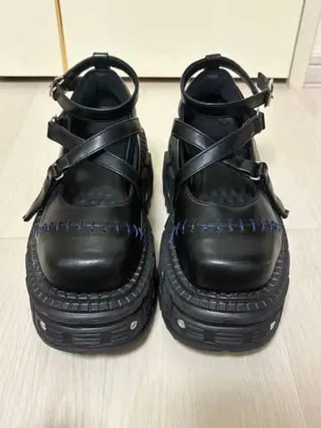 스트랩 포함 블랙 통굽 로퍼