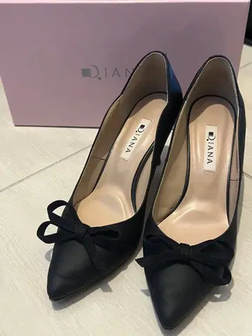 DIANA 리본 포함 펌프스 블랙