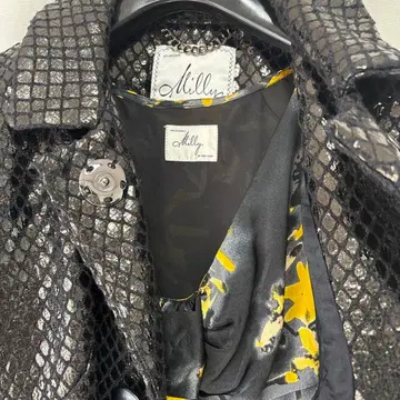 Milly 코트와 꽃무늬 실크 원피스