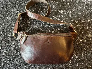 브라운 가죽 바디백