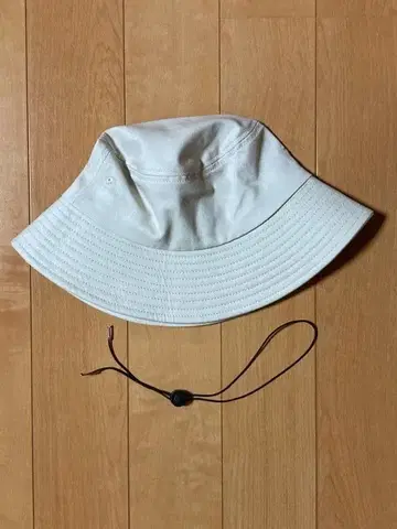 화이트 버킷 햇 조정 가능 스트랩 포함