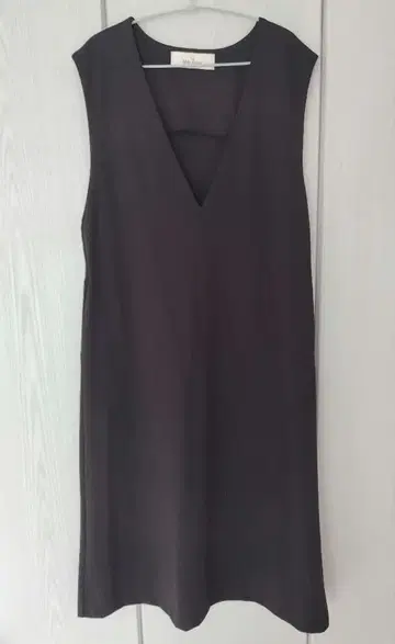 MELANGE 블랙 V넥 슬리브리스 롱 원피스