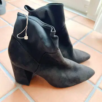 *미사용 새상품 택 포함* ZARA 이소재 스트레치 힐 부츠