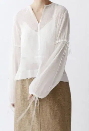 이에나 chere iena 시어 컷오프 블라우스 섬세 엘레강트